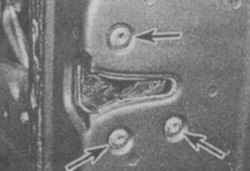 15.3 Крепежные винты замка передней двери (указаны стрелками)